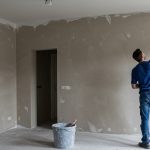 Как правильно штукатурить стены с большими перепадами высот?