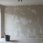 Как правильно подготовить деревянные стены к оштукатуриванию?