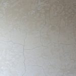 Как сделать штукатурку с эффектом трещин?