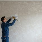 Как наносить декоративную штукатурку методом лессировки?