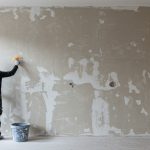 Как штукатурить стены с большими выбоинами и трещинами?