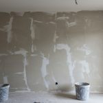 Какие смеси лучше всего подходят для выравнивания кривых стен?